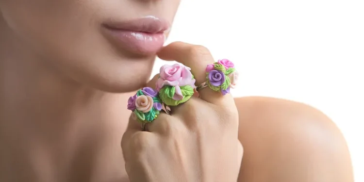 امرأة ترتدي خواتم نسائية غير تقليدية موضة 2025