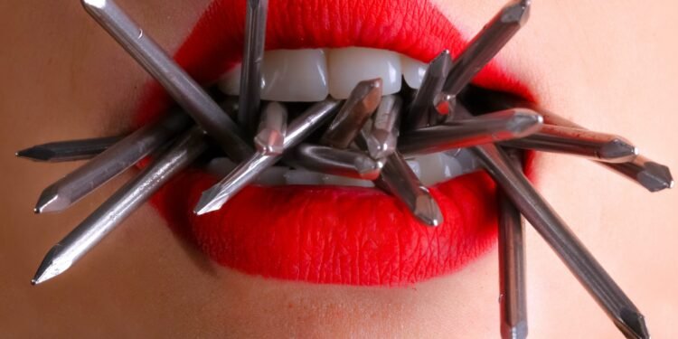 مستحضرات تجميل تسبب السرطان وتصيب بالعقم