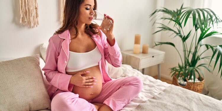 شرب الماء أثناء الحمل .. معلومات هامة لصحتك