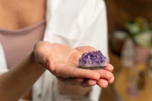 الأحجار الكريمة تساعدك على طرد طاقة التعطيل