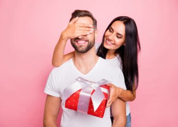 أفضل هدايا للزوج: من الساعات الذكية للعالم الافتراضي 