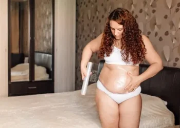 امرأة تتبع وصفات طبيعية لشد ترهلات البطن بعد الولادة