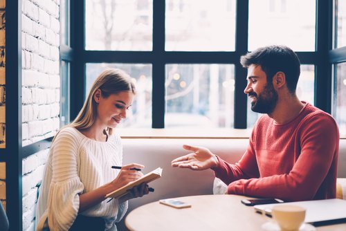 الثقة المتبادلة والاحتواء من أساسيات الزواج الناجح