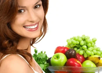 امرأة تهتم بالطعام الصحي لانتاج الكولاجين الطبيعي بالبشرة