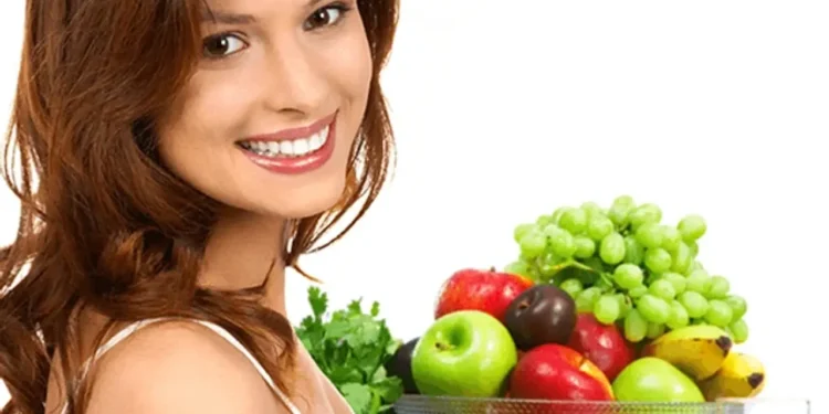 امرأة تهتم بالطعام الصحي لانتاج الكولاجين الطبيعي بالبشرة