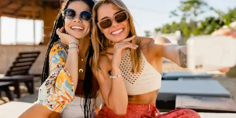 نساء يرتدين موضة ألوان الصيف 2025