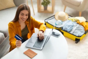امرأة تخطط من أجل السفر الآمن