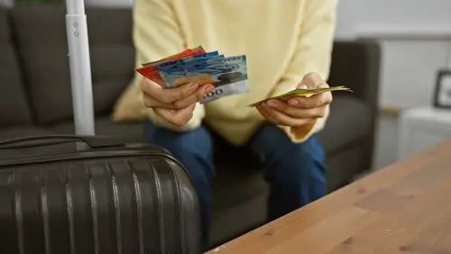 امرأة تحدد ميزانية السفر إلى جورجيا