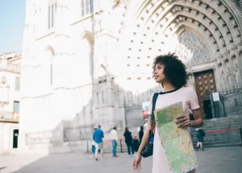 امرأة مسافرة تطبق نصائح السفر الآمن للنساء