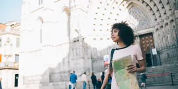 امرأة مسافرة تطبق نصائح السفر الآمن للنساء