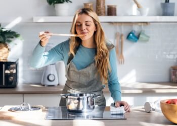 امرأة تطهو الأرز البسمتي للمشويات