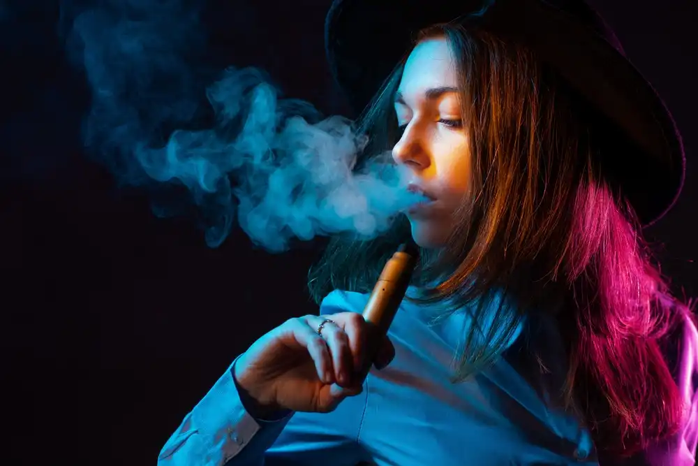 امرأة مدمنة سجائر إلكترونية