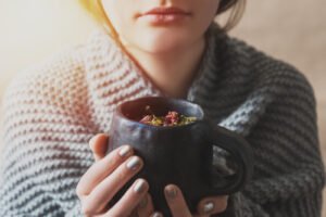 مشروبات الأعشاب الطبيعية لتنظيم هرمونات النساء