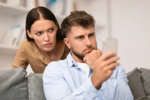 امرأة فاقدة الثقة في زوجها وتتجسس على هاتفه