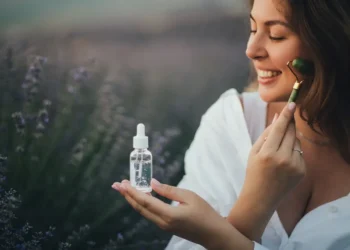 امرأة تستخدم السيروم المناسب لتفتيح البشرة