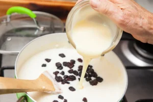 إضافة القشطة على الأرز بلبن