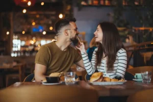 رجل الأسد يحب المرأة المرحة