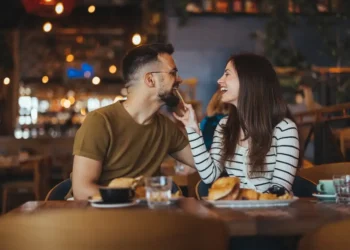 رجل الأسد يحب المرأة المرحة