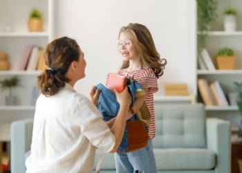 أم منظمة سعيدة بالاستعدادات للمدارس مع ابنتها