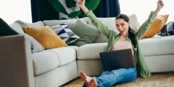 امرأة سعيدة تعمل من المنزل