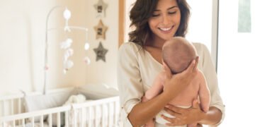 ام تنظر إلى مراحل نمو الطفل المبكر في مولودها