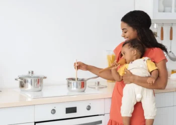 أم تعمل على مشروع تحضير وجبات صحية