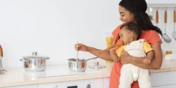 أم تعمل على مشروع تحضير وجبات صحية