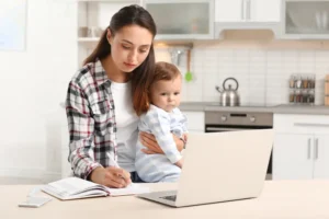 أم تعمل في الترجمة من المنزل
