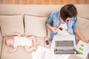 أم تعمل على مشروع كتابة محتوى للأمهات