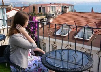 امرأة تستمع بإقامة آمنة في أحد فنادق اسطنبول