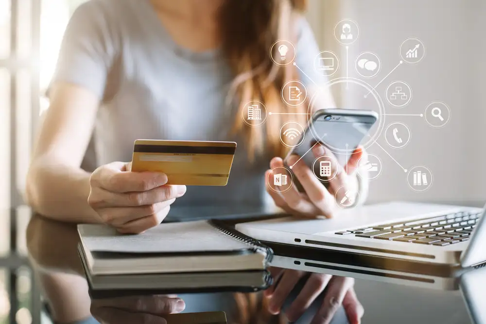 امرأة تتابع أرباحها من التدوين