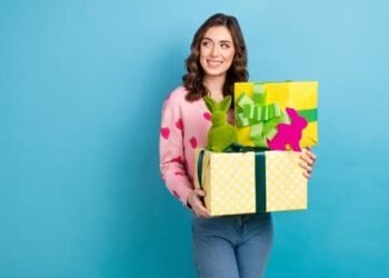 امرأة تختار هدايا عملية للرجال