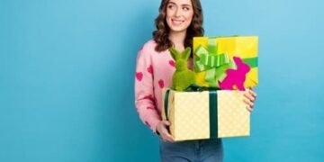 امرأة تختار هدايا عملية للرجال