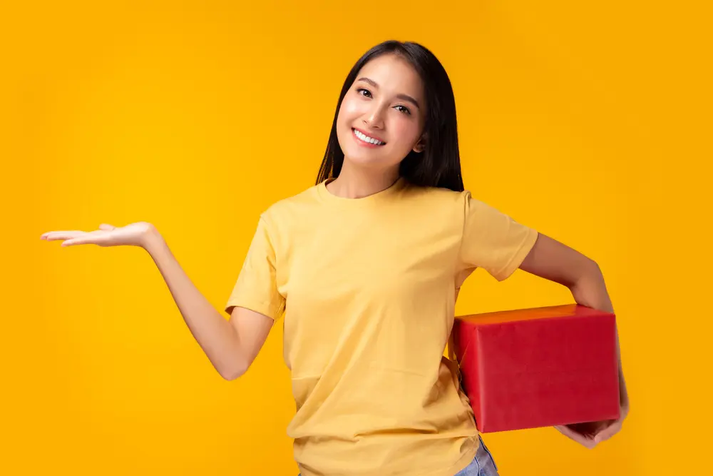 امرأة تختار الهدية حسب شخصية صديقتها