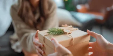 امرأة تتلقى هدية من صديقتها بسعادة