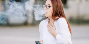امرأة تعاني أضرار التدخين الإلكتروني