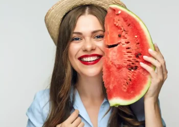 امرأة سعيدة بفوائد البطيخ للجسم والبشرة