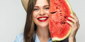 امرأة سعيدة بفوائد البطيخ للجسم والبشرة