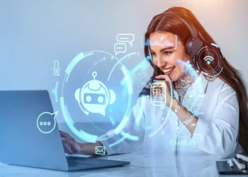 اتقان أوامر الذكاء الاصطناعي تساعد امرأة عاملة على التطور