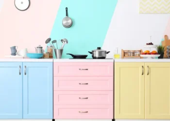 أفكار ديكور المطابخ الصغيرة تعطي مساحة راحة واتساع