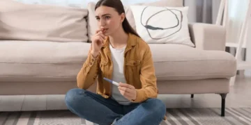 امرأة تفكر في علامات الحمل المبكر