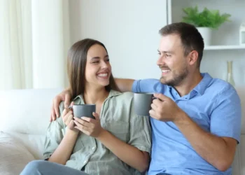 زوجان يعيشان علاقة ناجحة مليئة بالحب والتفاهم – علامات الزواج الناجح