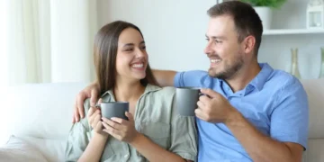 زوجان يعيشان علاقة ناجحة مليئة بالحب والتفاهم – علامات الزواج الناجح