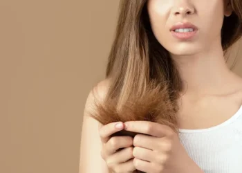 امرأة تفكر كيف تتخلص من تقصف الشعر