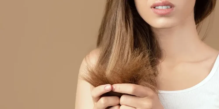 امرأة تفكر كيف تتخلص من تقصف الشعر