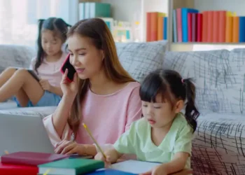 نصائح للأمهات للتوفيق بين الدراسة والعمل مع العودة للمدارس