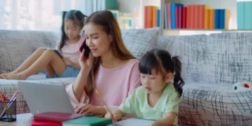 نصائح للأمهات للتوفيق بين الدراسة والعمل مع العودة للمدارس
