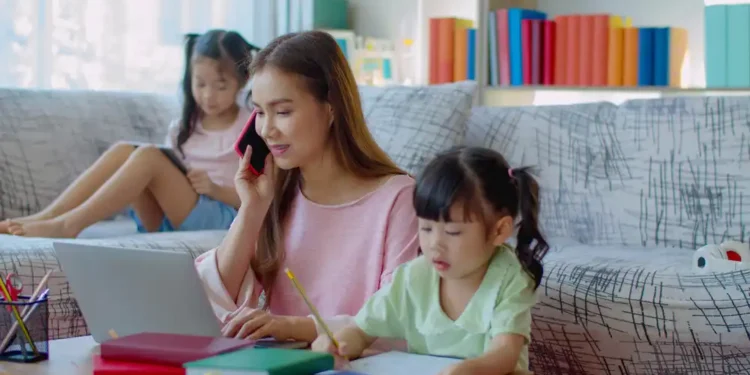 نصائح للأمهات للتوفيق بين الدراسة والعمل مع العودة للمدارس