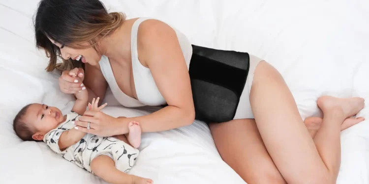 امرأة تلجأ إلى الطرق الطبيعية لشد ترهلات البطن بعد الولادة