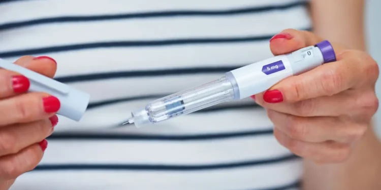 امرأة تستخدم حقنة اوزمبيك للتخسيس